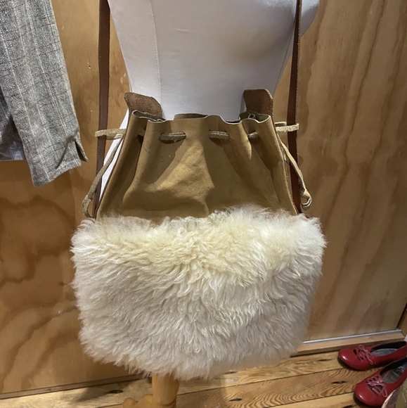 Il Bisonte sherpa bucket bag. - Picture 2 of 5
